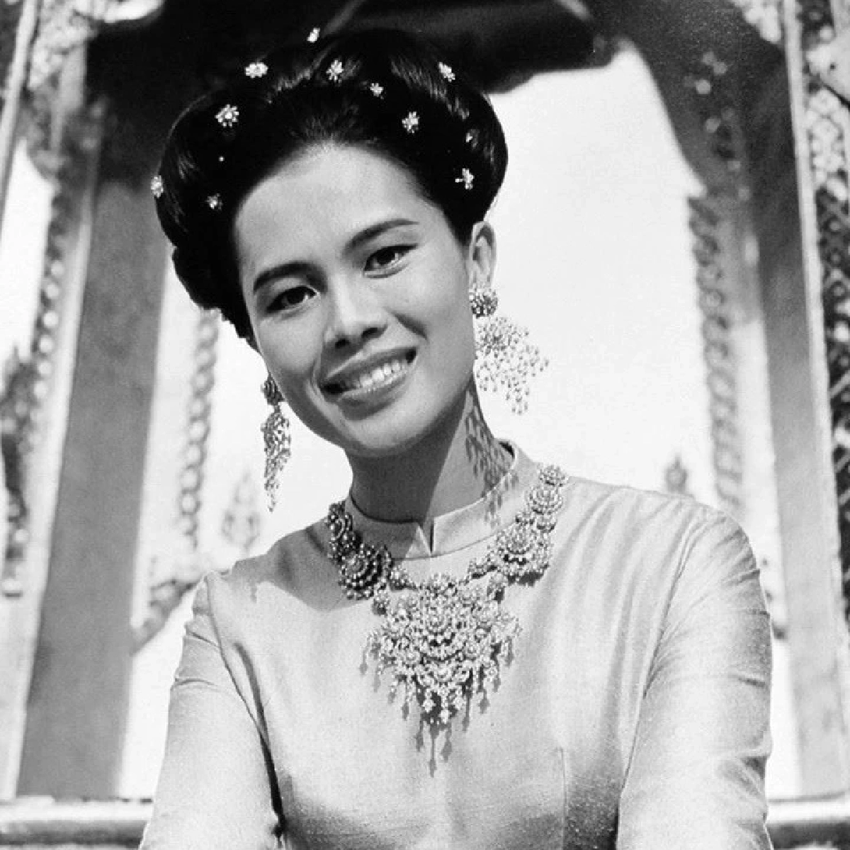 พระราชประวัติ สมเด็จพระนางเจ้าสิริกิติ์ พระบรมราชินีนาถ พระบรมราชชนนีพันปีหลวง