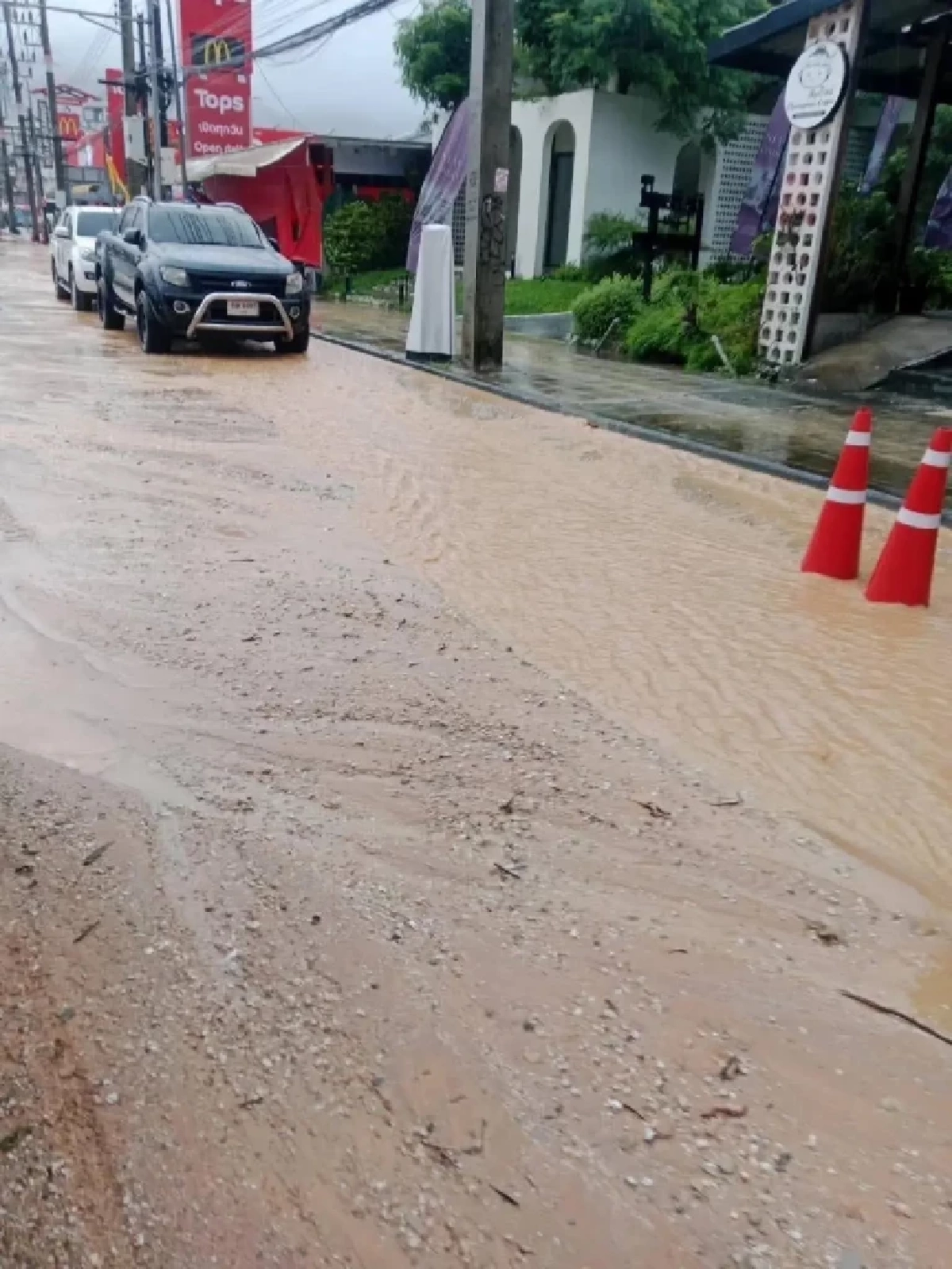 ภูเก็ตน้ำท่วมหนักหลายจุดในตำบลกมลา หลังฝนตกต่อเนื่องทั้งคืน