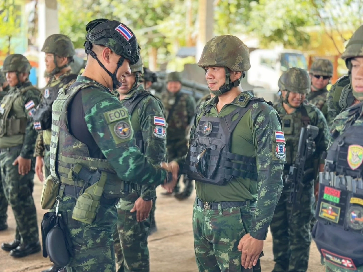 พิธีประดับเครื่องหมายยศกลางสนาม ปลุกขวัญกำลังใจทหารชายแดน