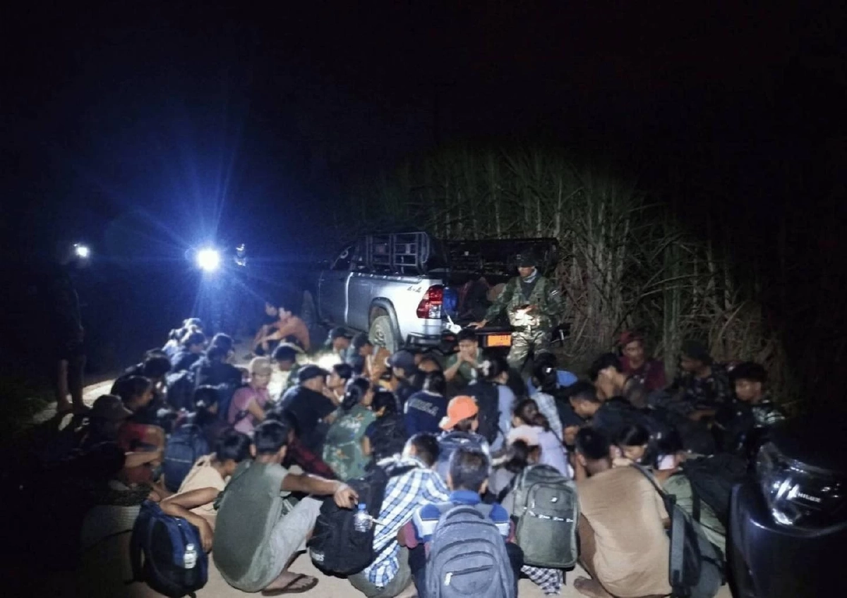 ทหารพราน 35 สกัดจับต่างด้าวทะลักเข้าไทยกลางดึก ยึดรถขนคน 3 คันรวด