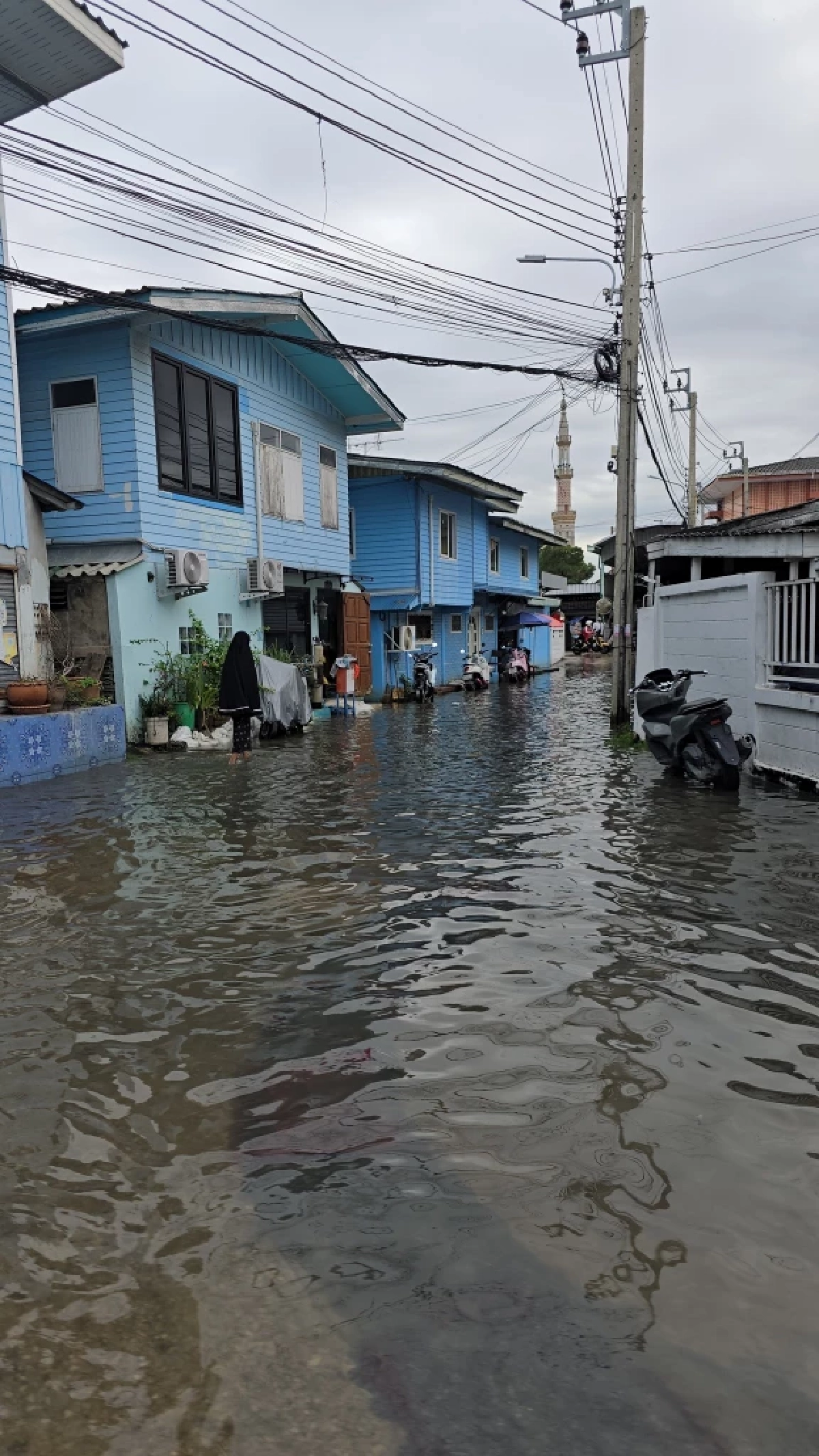 น้ำยังไม่ลด! ท่าอิฐอ่วมระลอกใหม่ ชาวบ้านอยู่กับน้ำมากว่า 3 เดือน