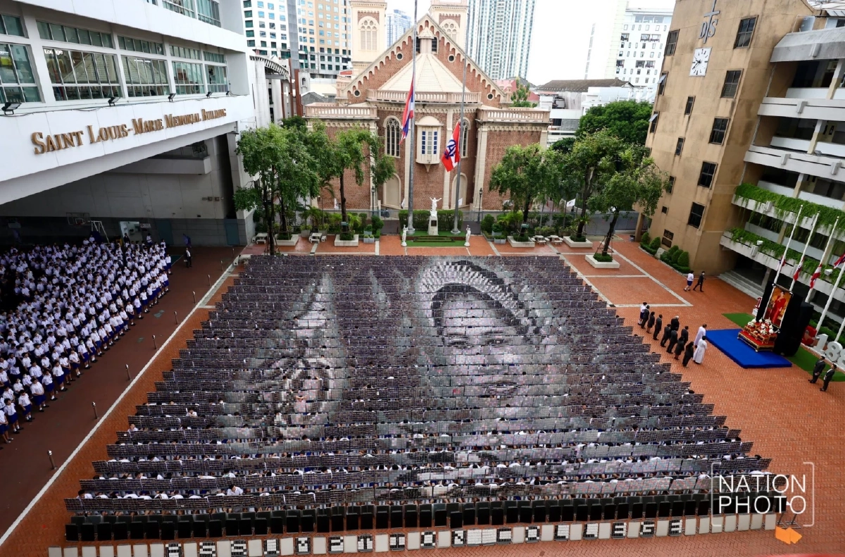 นักเรียนอัสสัมชัญ 1,250 คน แปรอักษรถวายสมเด็จพระพันปีหลวง