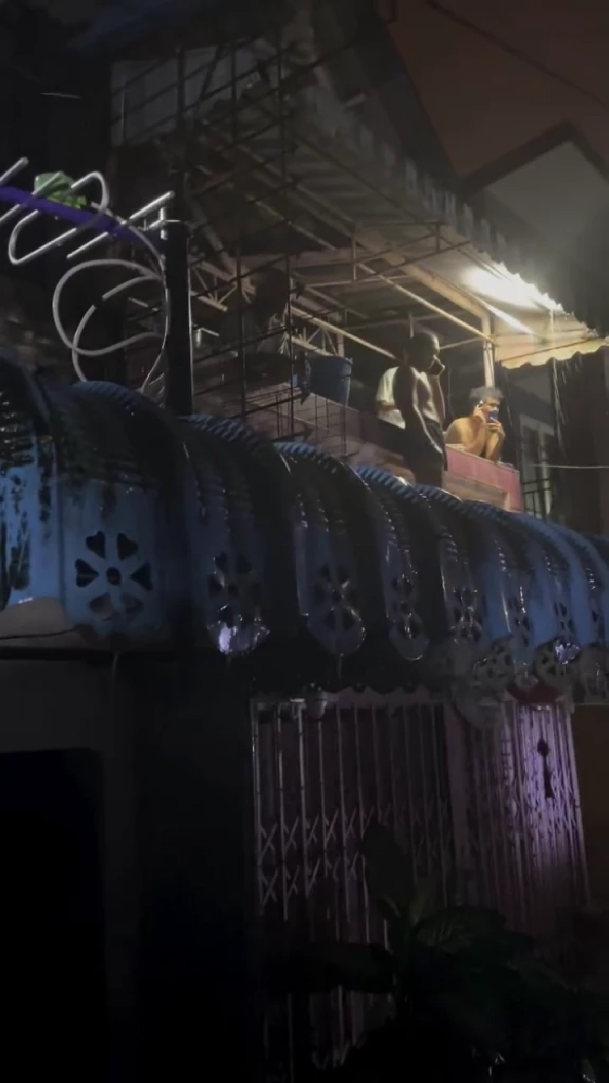 เปิ้ล–จูน จิตอาสา ลุยน้ำท่วมหาดใหญ่ เปิดโรงครัวช่วยชาวบ้าน