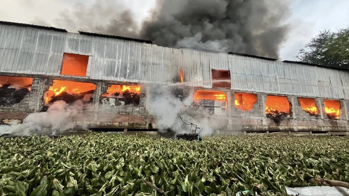 ไฟไหม้โรงงานรีไซเคิลยางรถยนต์สมุทรปราการ! เพลิงโหมหนัก