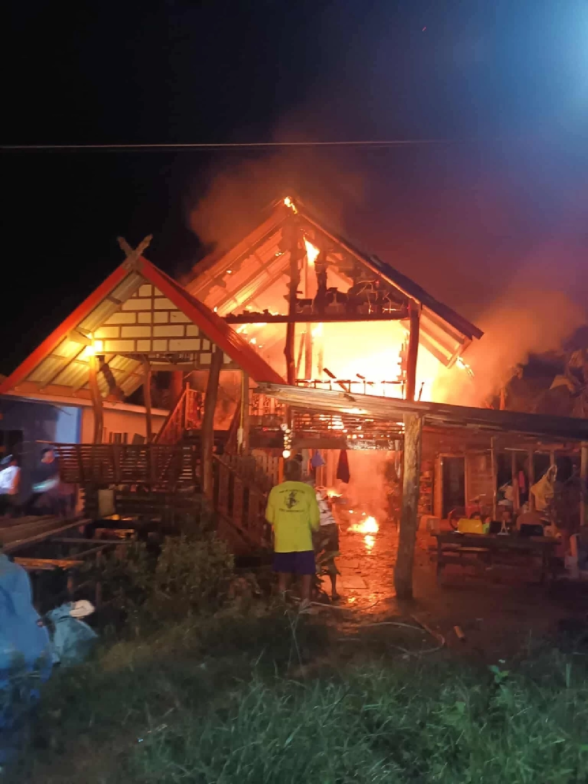 เพลิงไหม้ตำหนัก หมอดูชื่อดังบุรีรัมย์ เผาวอดสูญ 1 ล้าน