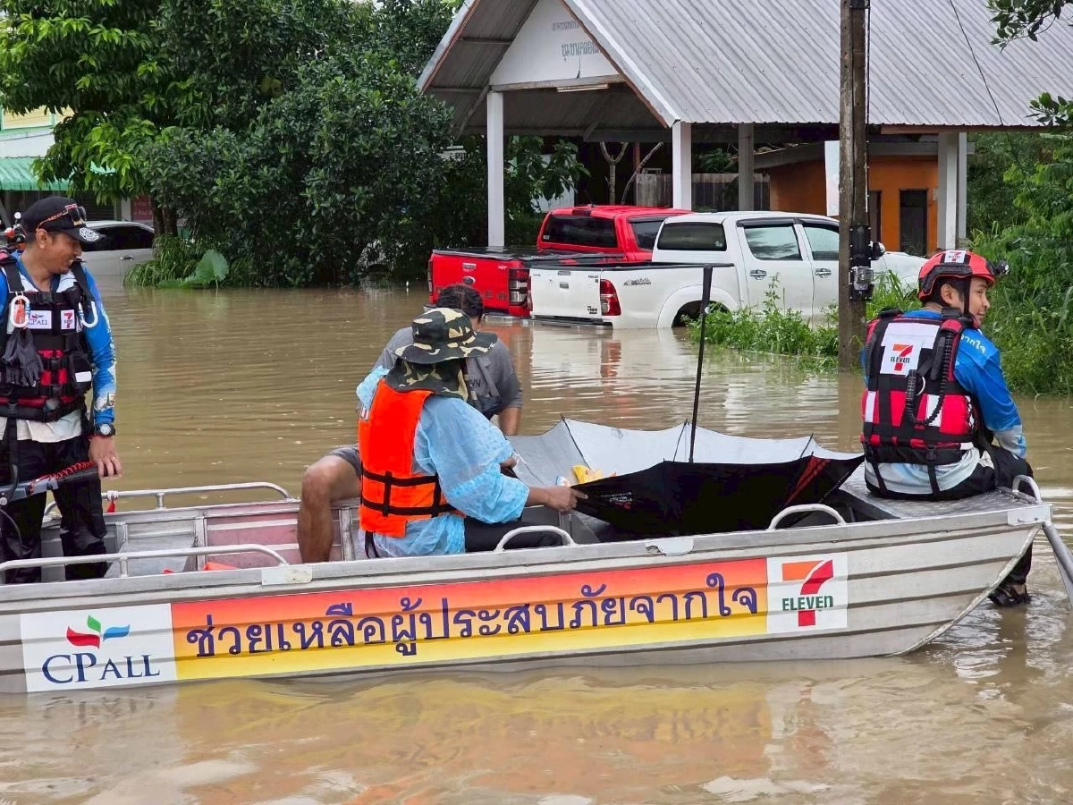 \"กู้ภัยเซเว่นฯ\" เร่งอพยพชาวชุมชนคลองแห อ.หาดใหญ่ ออกจากพื้นที่น้ำท่วมอันตราย