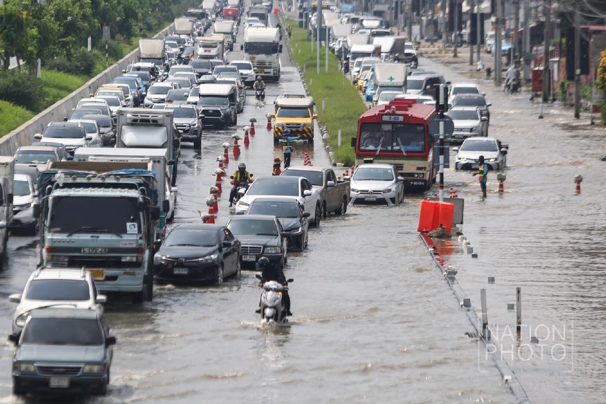 น้ำทะเลหนุน! ท่วมถนนนครอินทร์-สะพานพระราม 5 รถเล็กสัญจรลำบาก