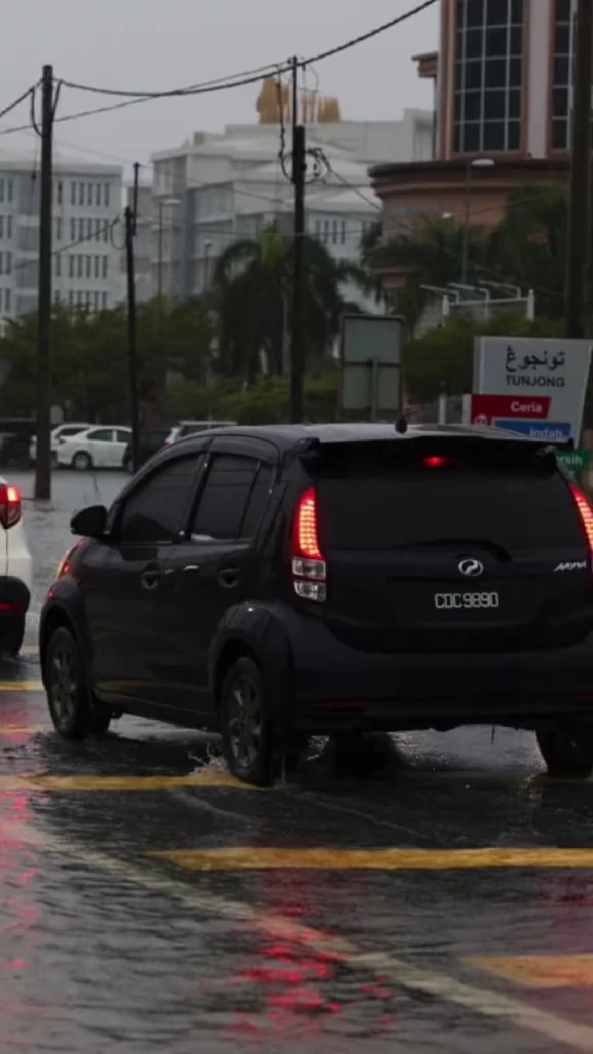 ฝนตกต่อเนื่อง น้ำท่วมมาเลเซียรุนแรง! อพยพกว่า 11,000 คน