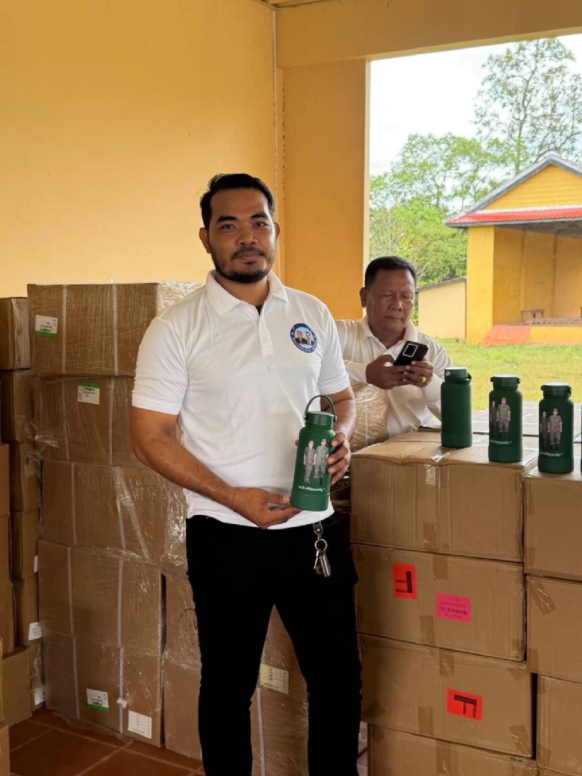 ฮุน เซน ส่งกำลังใจทหารชายแดน กัมพูชา แจกกระติกและข้อความปลุกใจ