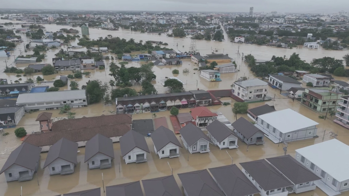 \"สุรศักดิ์\"นำคณะผู้บริหาร อว. ลงพื้นที่หาดใหญ่ ให้ความช่วยเหลือผู้ประสบอุทกภัย