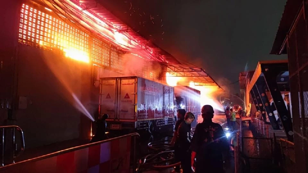 เพลิงโหมโกดังซอยราษฎร์บูรณะ 29 เครื่องใช้ไฟฟ้า-พลาสติกวอด