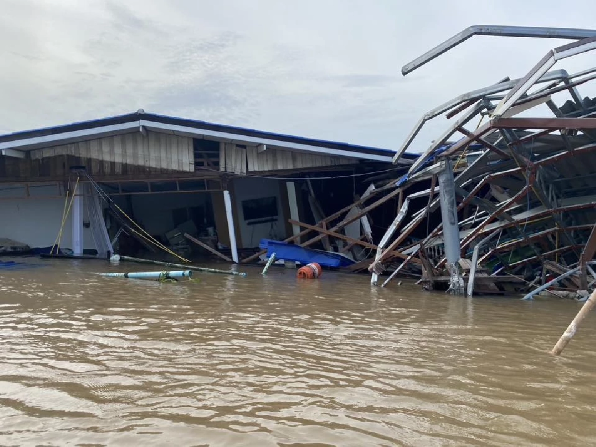 เรือหัวลากควบคุมไม่อยู่ พุ่งชนบ้านริมน้ำ 3 หลังกลางดึก