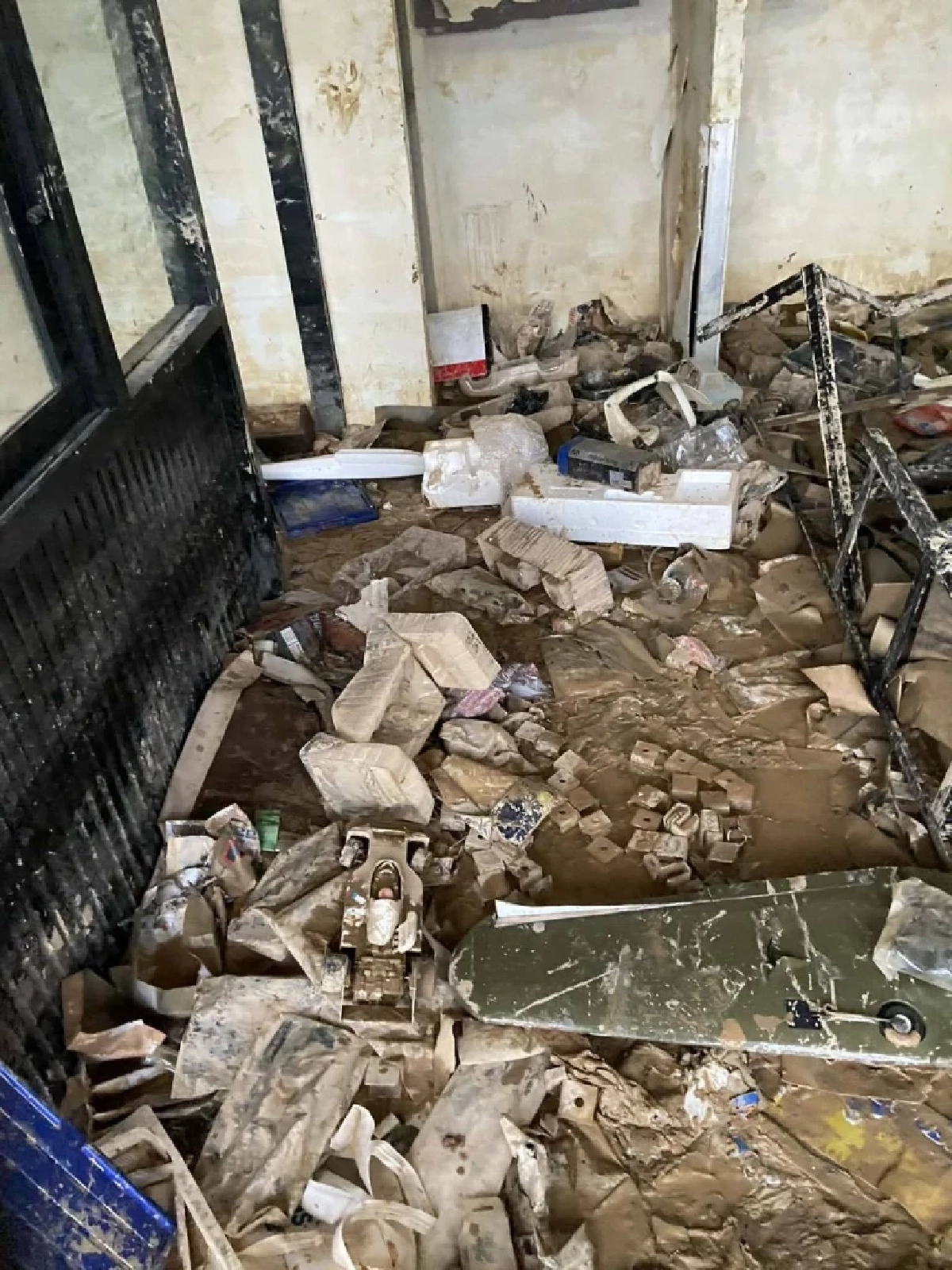 สะเทือนใจเขต 8 ร้านของเล่นสะสมถูกโจรบุกยกเค้าก่อนน้ำท่วม