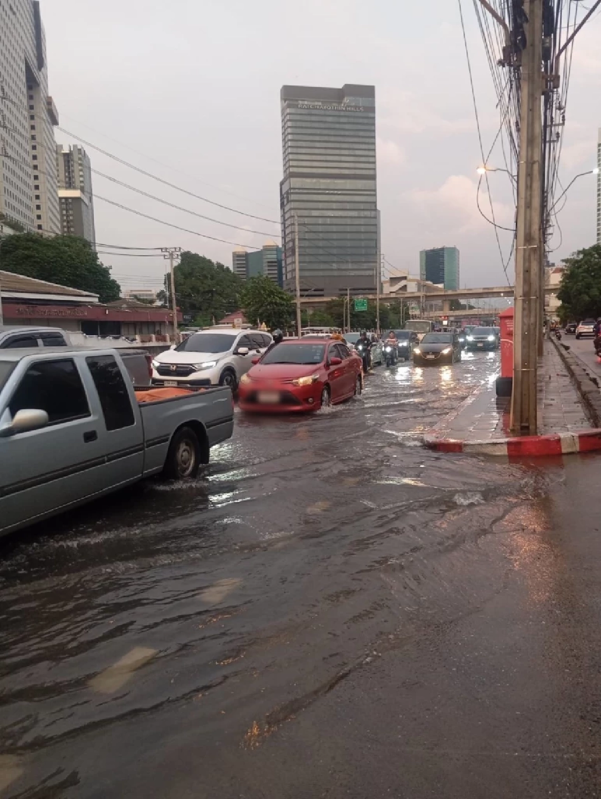 เปิดพื้นที่ กทม.แจ้งปิดการจราจร น้ำท่วมสูง รถติดหนักสาหัส