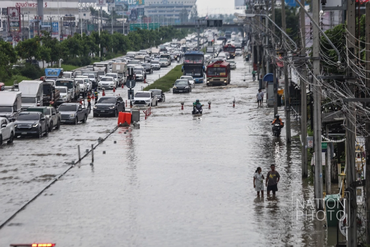 น้ำทะเลหนุน! ท่วมถนนนครอินทร์-สะพานพระราม 5 รถเล็กสัญจรลำบาก
