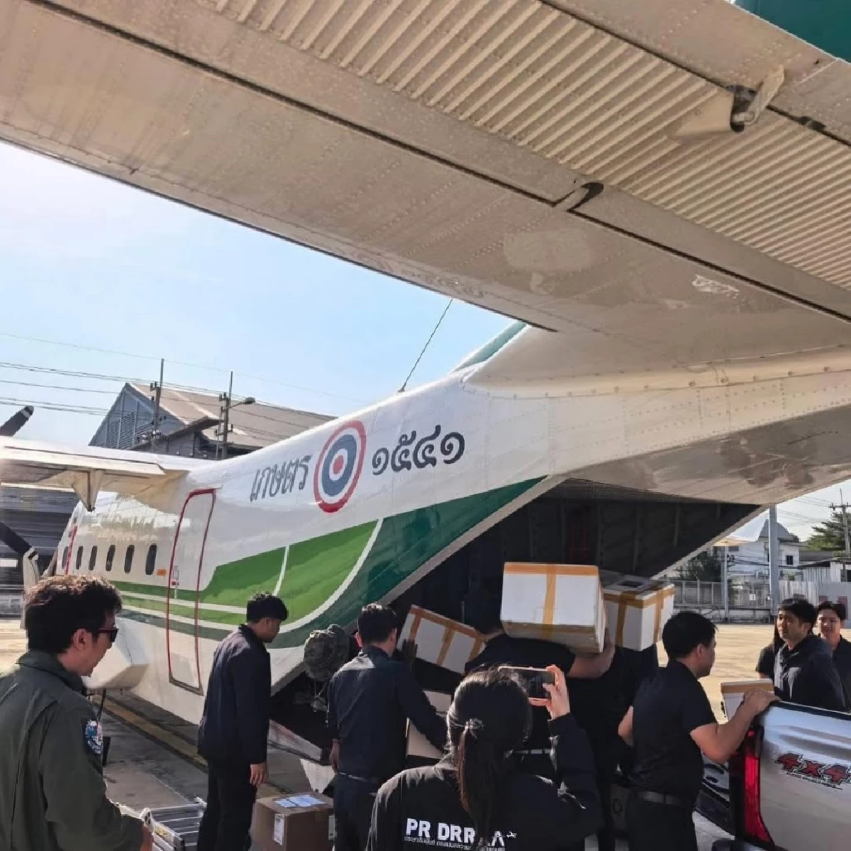 โบวี่ อัฐมา ส่งข้าวเหนียวไก่  ขึ้นเครื่องฝนหลวง ช่วยน้ำท่วมใต้