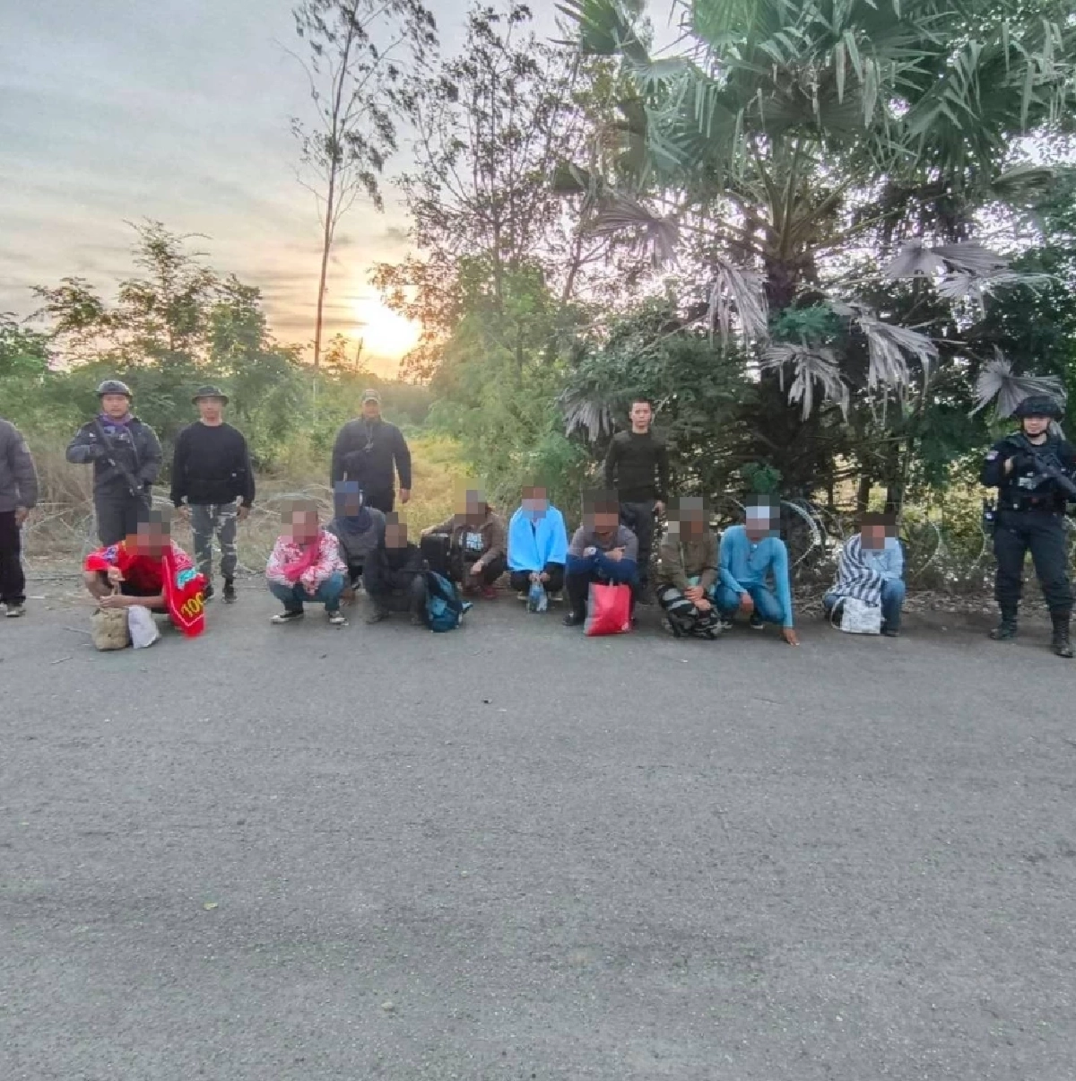 ฉก.ตาพระยาไล่ล่ากลางชายแดน! รวบคนไทย 10 ราย ลอบเดินเท้าข้ามแดน