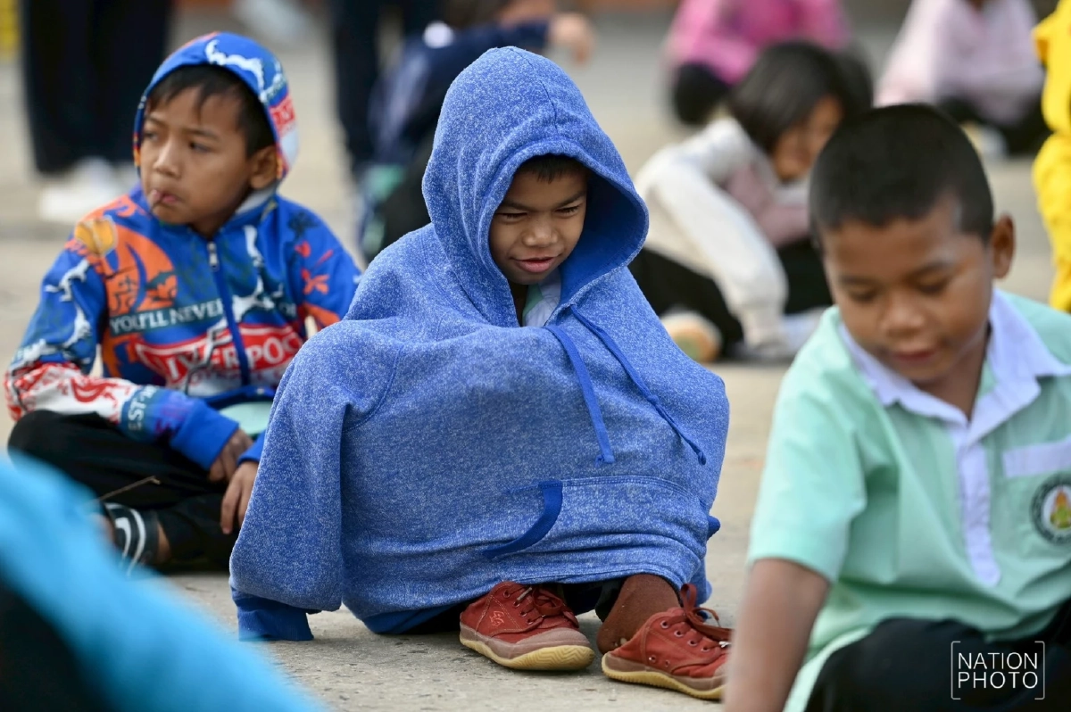 หนาวสะท้านสุรินทร์ 17 องศา! ครูพาเด็กออกกำลังกายสู้หนาว