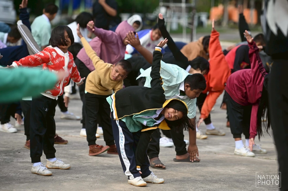 หนาวสะท้านสุรินทร์ 17 องศา! ครูพาเด็กออกกำลังกายสู้หนาว