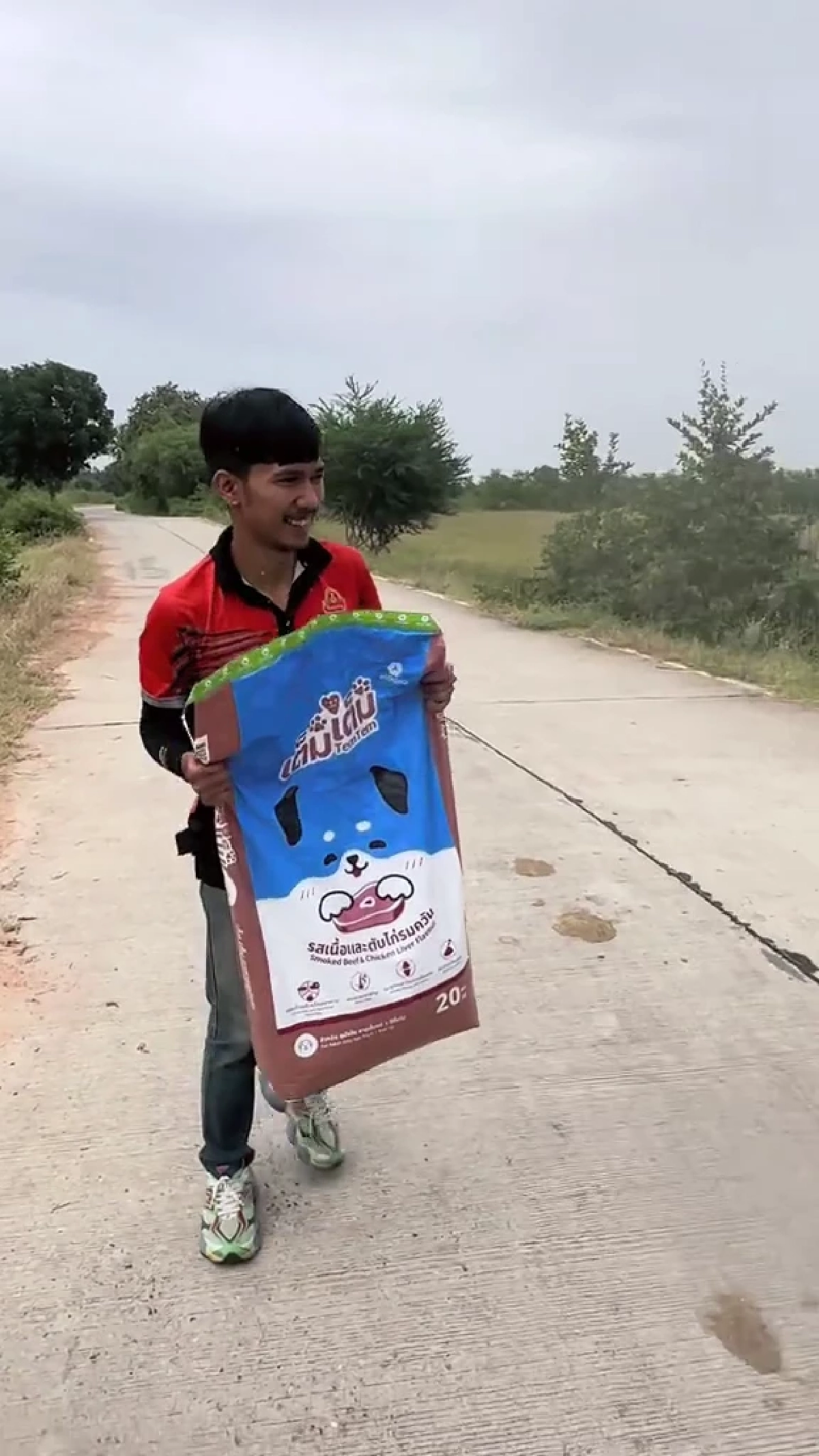 ถูกหักเงินก็ไม่หวั่น หนุ่มส่งขนมปังใจงาม คอยเลี้ยงอาหารหมาจร