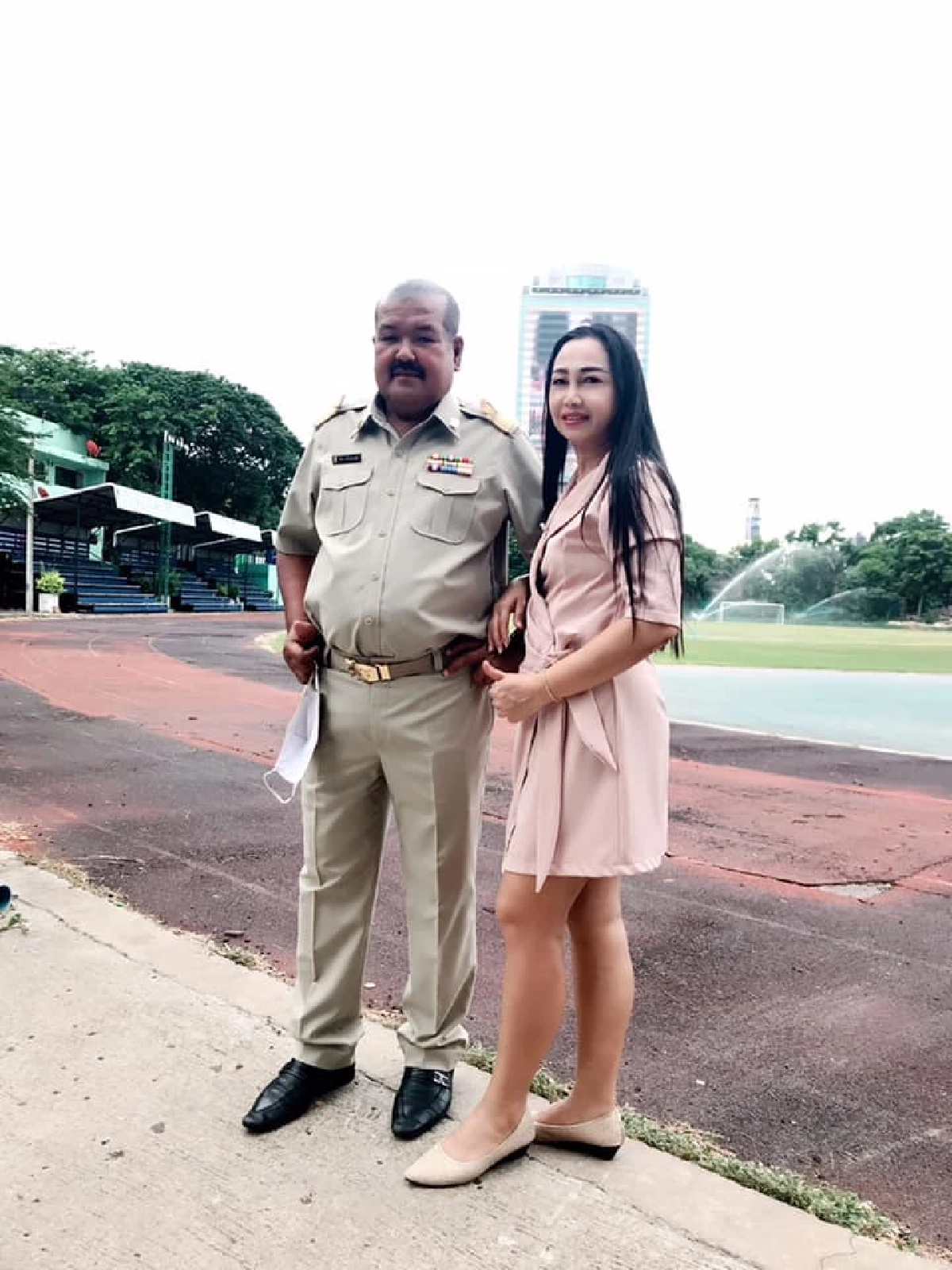 เปิดโฉมหน้าภรรยา \"ครูสกล\" คู่ชีวิต ร่วมทุกข์ร่วมสุขกันมา 30 ปี