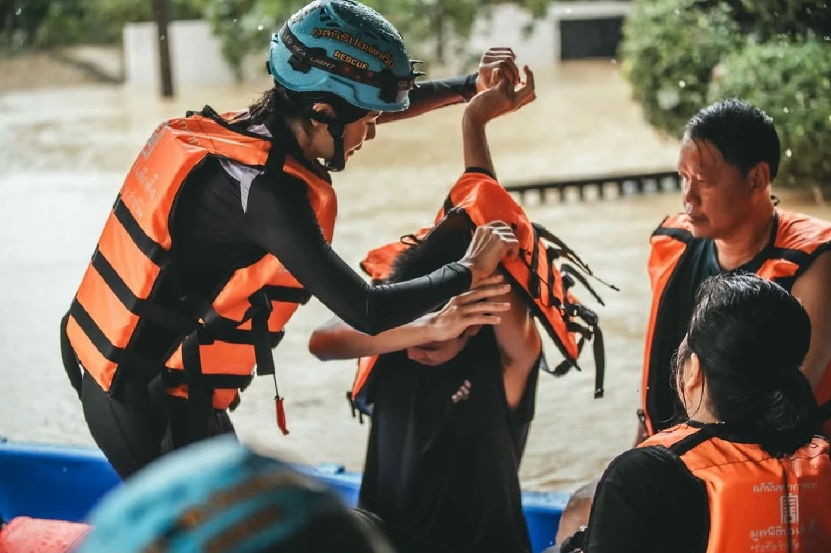 “แน๊ต เกศริน” ลุยน้ำท่วมเขต 8 หาดใหญ่ เจอเคสดำ 2 ชีวิตก่อนบินกลับ