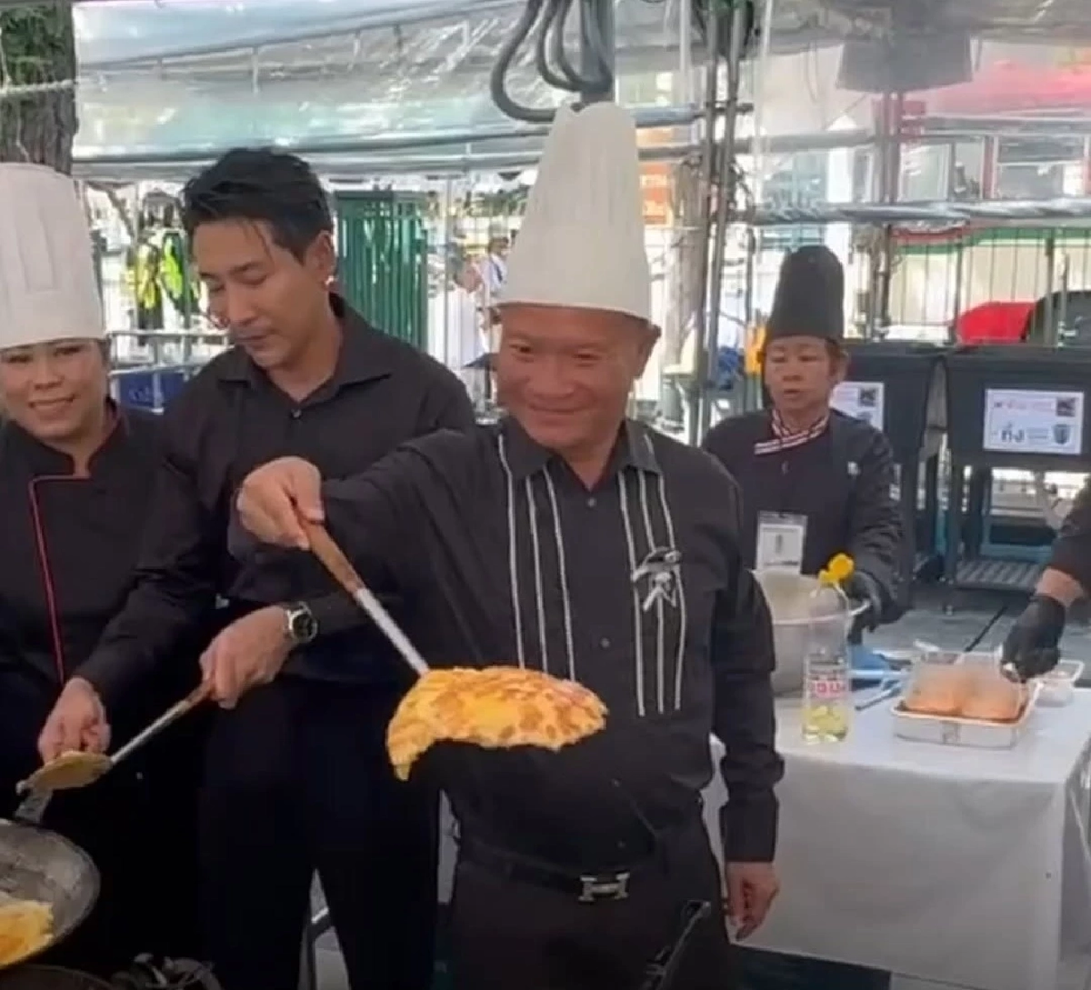 “หม่ำ จ๊กมก” ทอดไข่เจียวแจกประชาชน ถวายสมเด็จพระพันปีหลวง