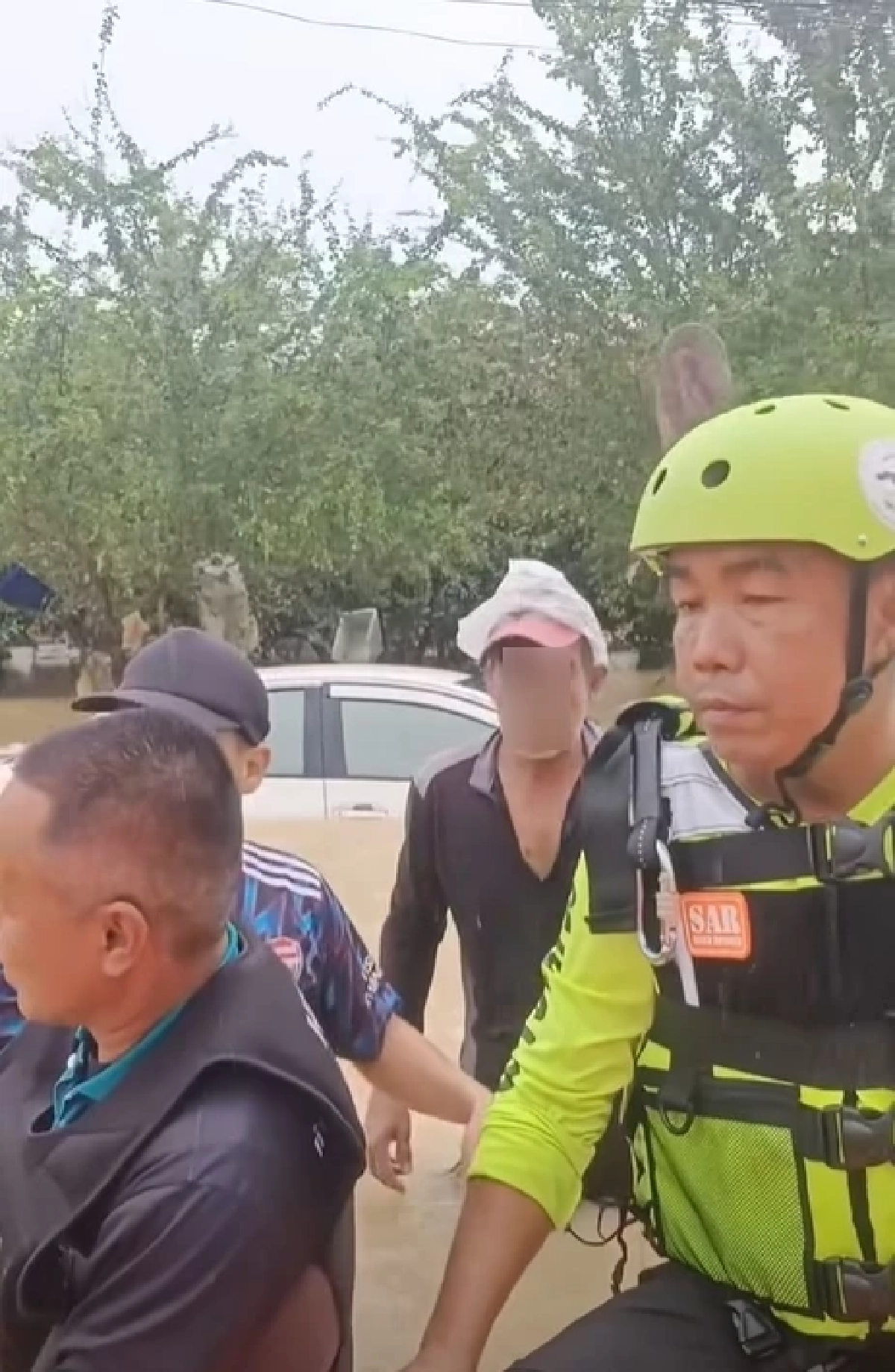 ลุงหาดใหญ่เดือด โวยสนั่น ด่าตะเพิดกู้ภัย ไม่พอใจเรื่องน้ำ–อาหาร