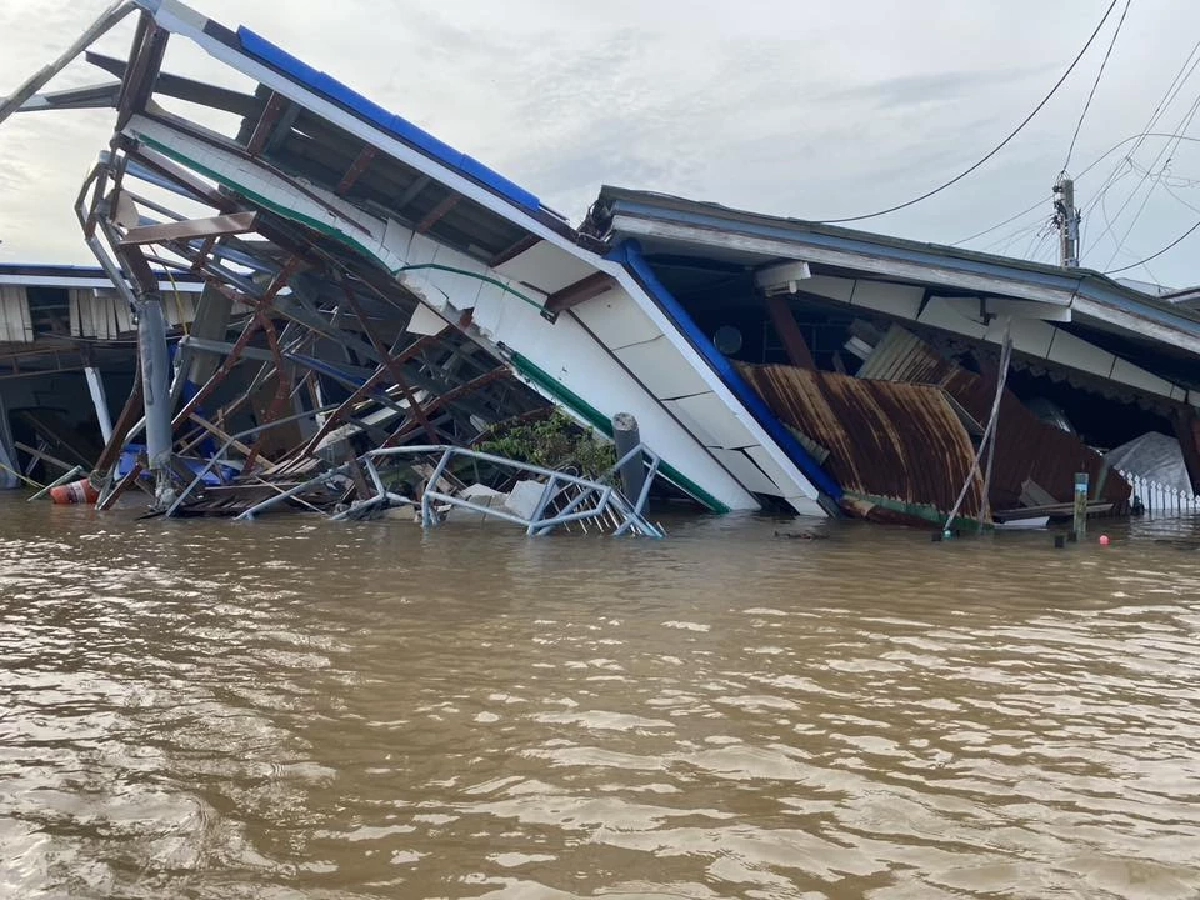 เรือหัวลากควบคุมไม่อยู่ พุ่งชนบ้านริมน้ำ 3 หลังกลางดึก