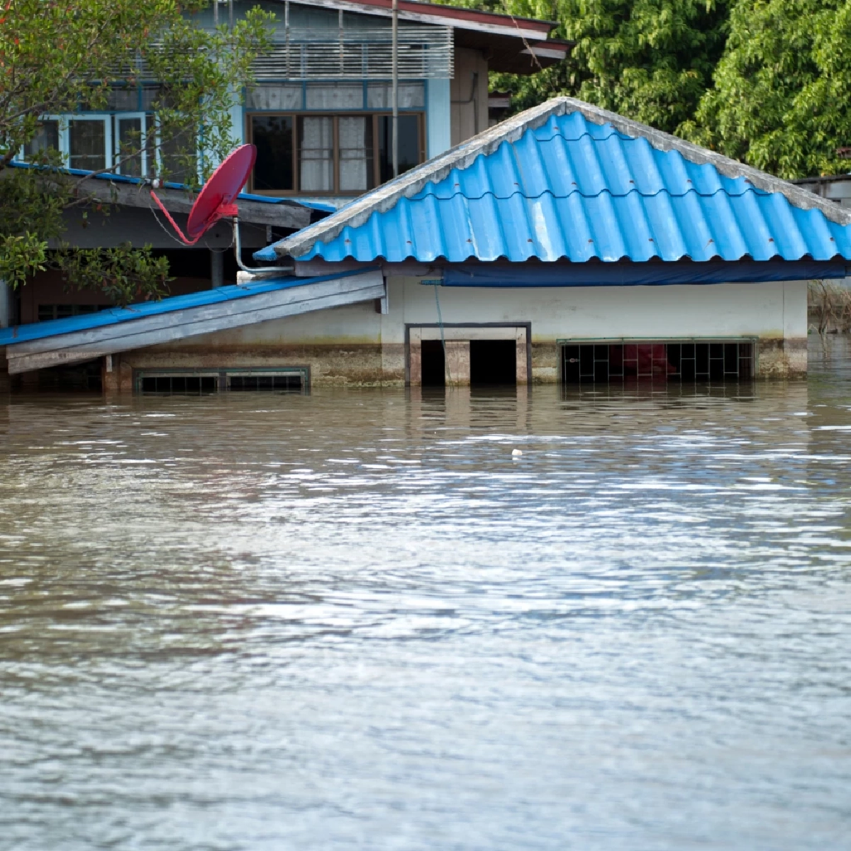 น้ำท่วมอันตรายกว่าที่คิด เตือน 5 กลุ่มโรคร้ายแฝงในน้ำขัง