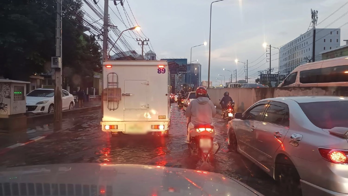เปิดพื้นที่ กทม.แจ้งปิดการจราจร น้ำท่วมสูง รถติดหนักสาหัส
