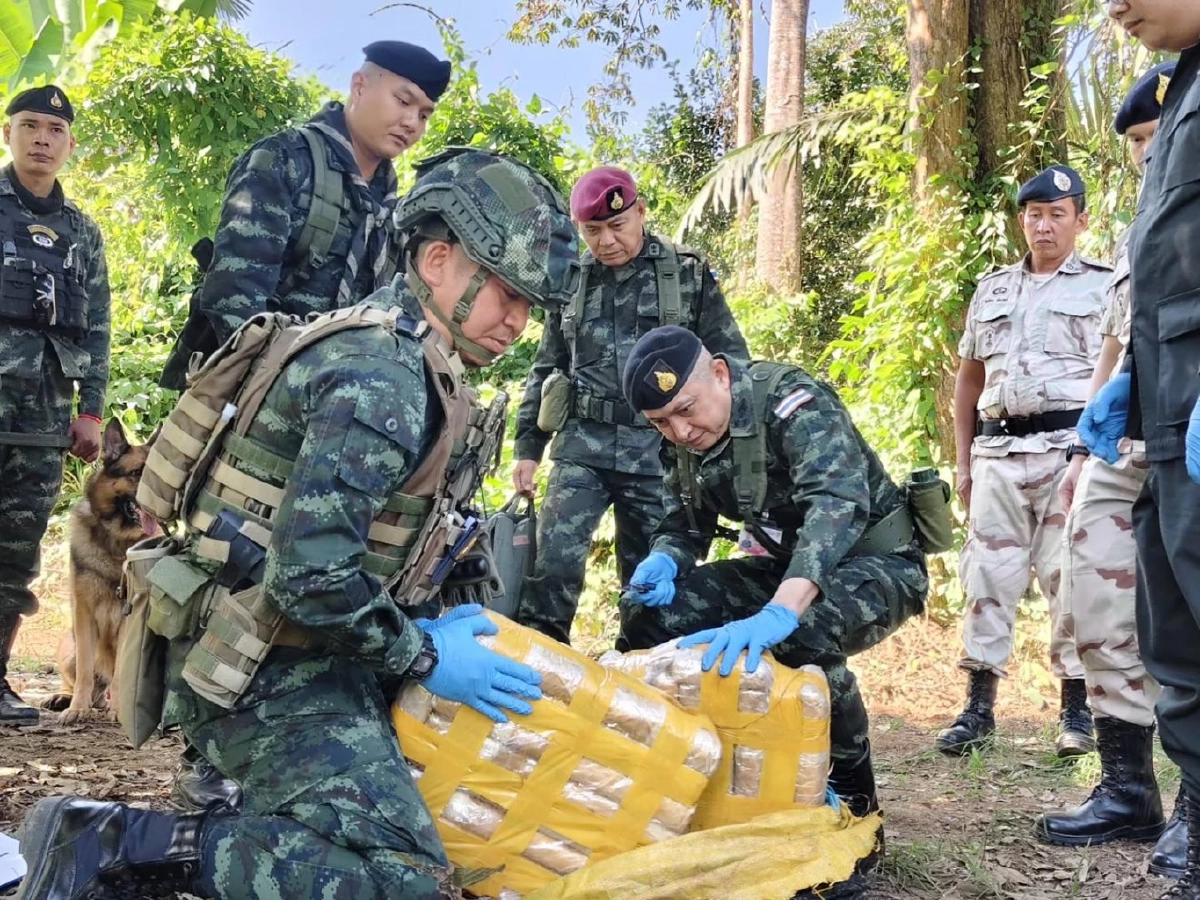 ผาเมืองทลายเครือข่ายค้ายา! ยึดยาบ้า 8 แสนเม็ดกลางสวนส้มโอ