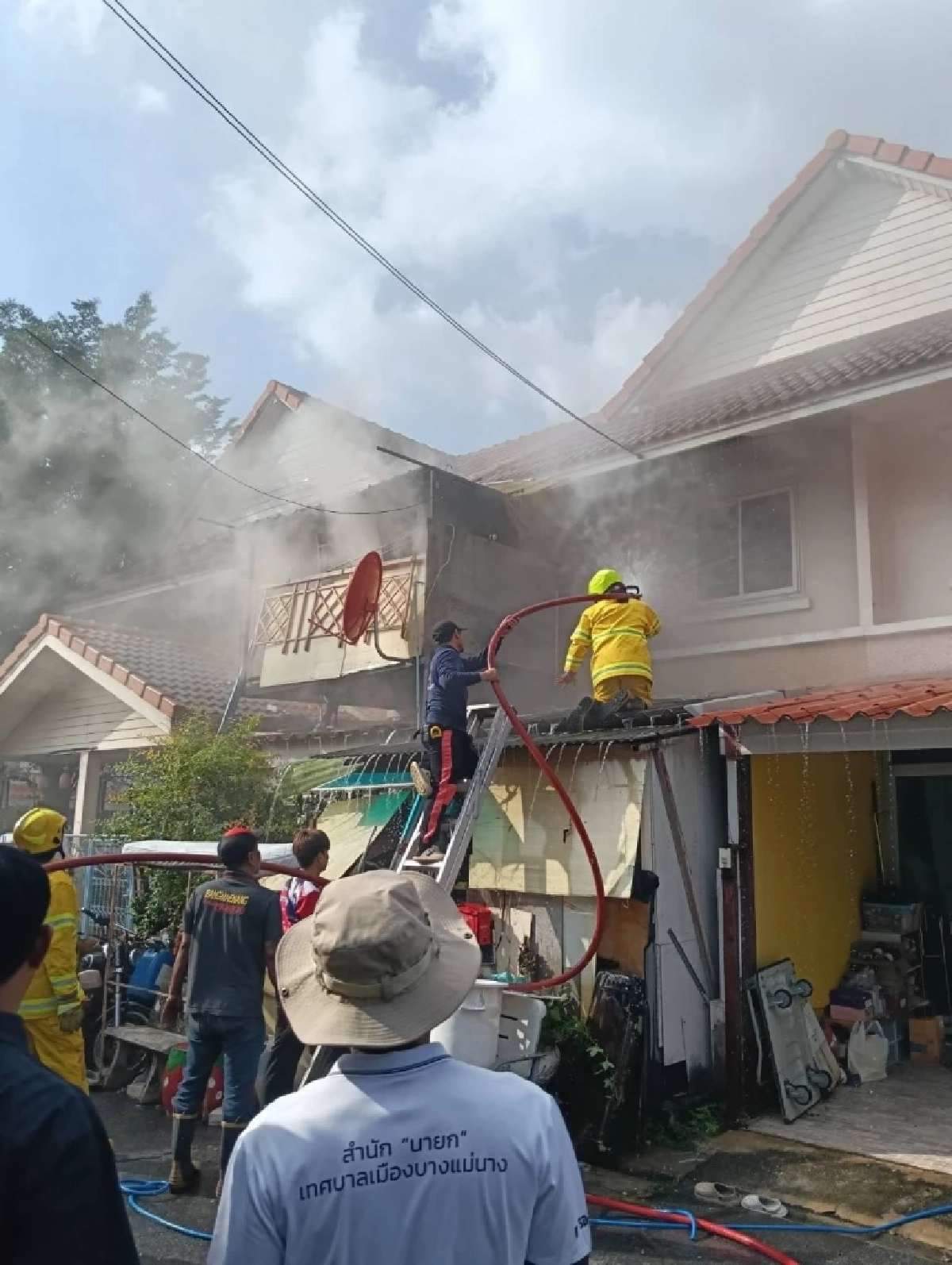 เกิดเหตุเพลิงไหม้ ภายในหมู่บ้านพฤกษา 21 เจ้าหน้าที่เข้าระงับเหตุ