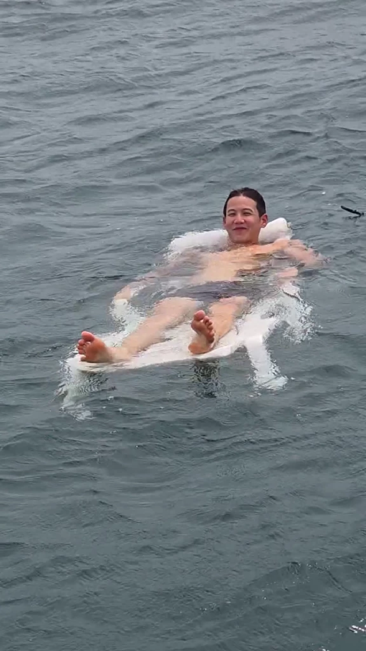 อะไรก็เกิดขึ้นได้ “ทราย สก๊อต” ว่ายน้ำเก็บขยะเจอสิ่งนี้กลางทะเล