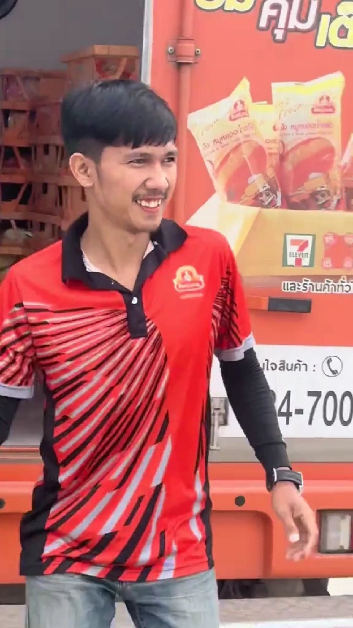 ถูกหักเงินก็ไม่หวั่น หนุ่มส่งขนมปังใจงาม คอยเลี้ยงอาหารหมาจร