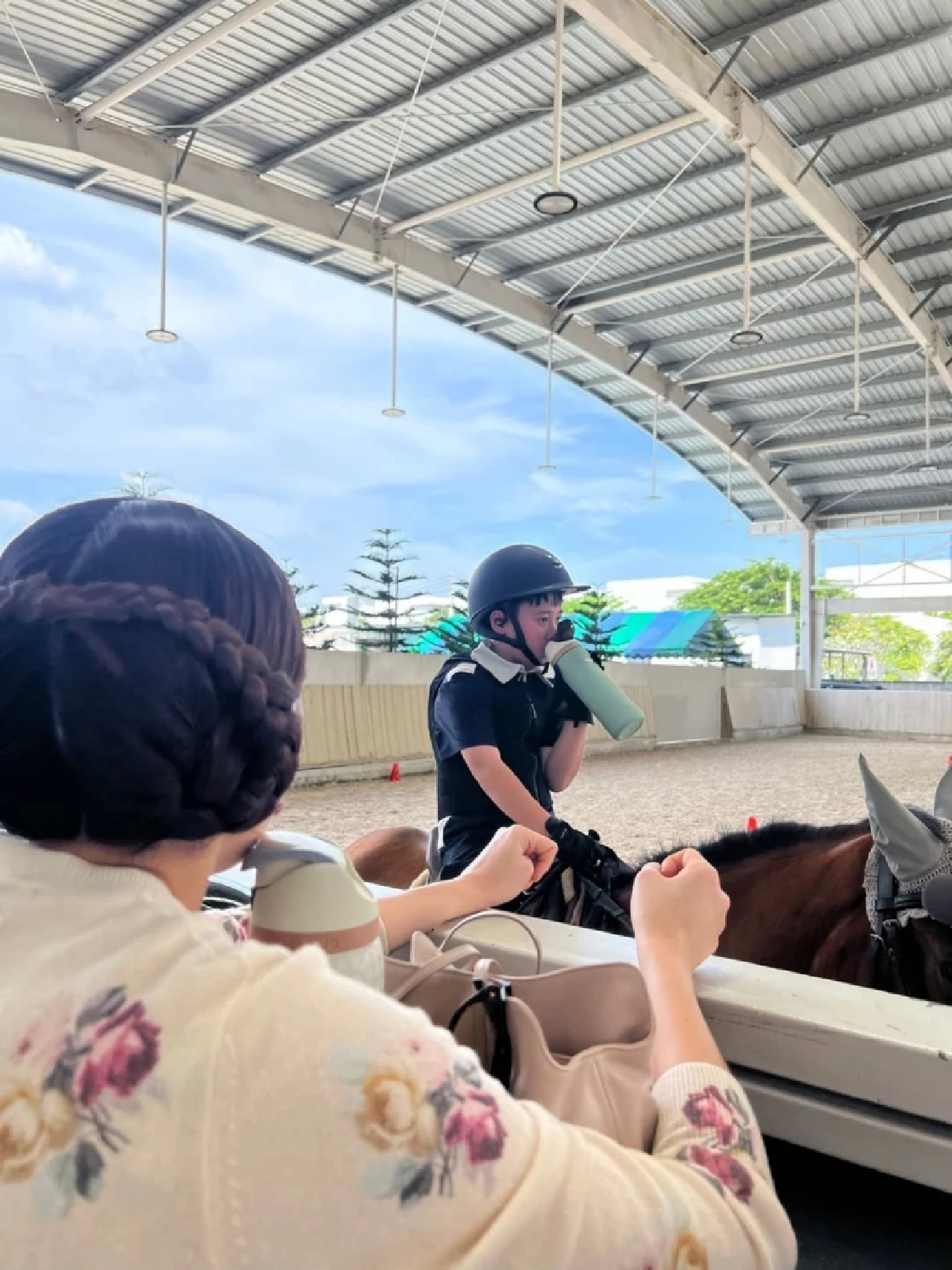 “แม่ชม” สวยหวานละมุนในลุคล่าสุด รอลูกชาย “พี่สายฟ้า” ขี่ม้า