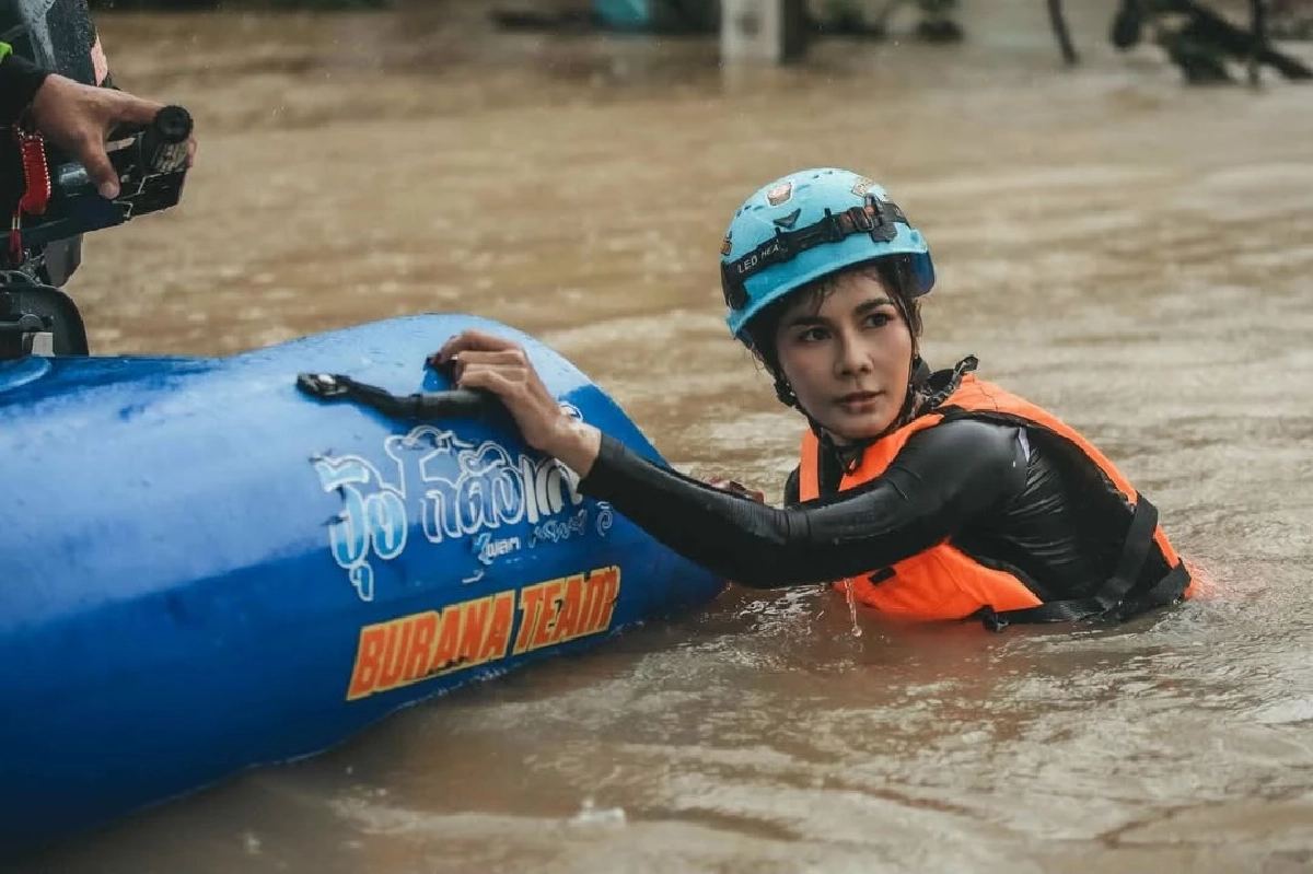 “แน๊ต เกศริน” ลุยน้ำท่วมเขต 8 หาดใหญ่ เจอเคสดำ 2 ชีวิตก่อนบินกลับ