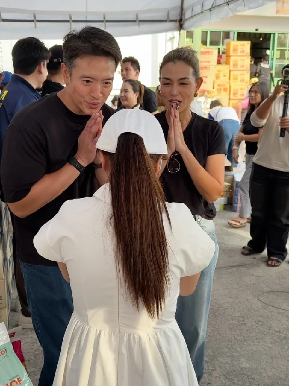 ทนไม่ไหว “ชาย–วิกกี้” บุกจุดรับบริจาค ช่วยชาวใต้ลุยน้ำท่วม