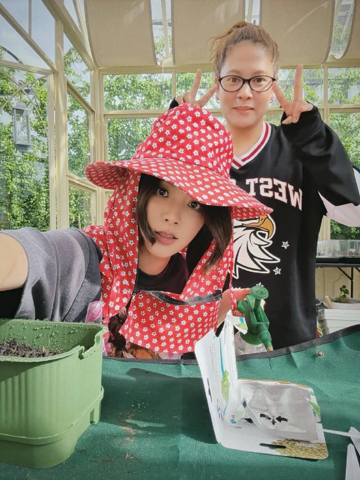 “ใบเฟิร์น พิมพ์ชนก” ลุยสวนปลูกผัก แต่ออร่าความสวยเกินต้าน