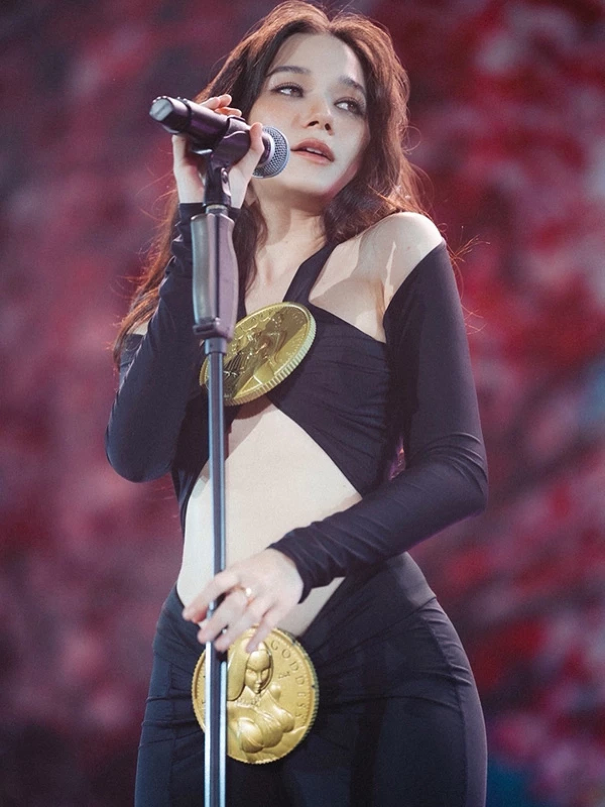 เปิดราคาชุด \"วี วิโอเลต\" ใส่ขึ้นคอนเสิร์ตโชว์หน้าท้องสุดเซ็กซี่