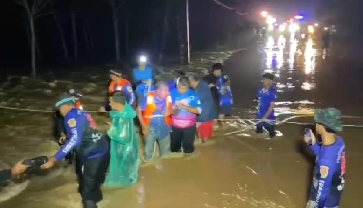 นาทีชีวิต!! กระบะถูกน้ำป่าพัดตกถนนสุราษฎร์ น้ำสูงเกือบมิดคัน