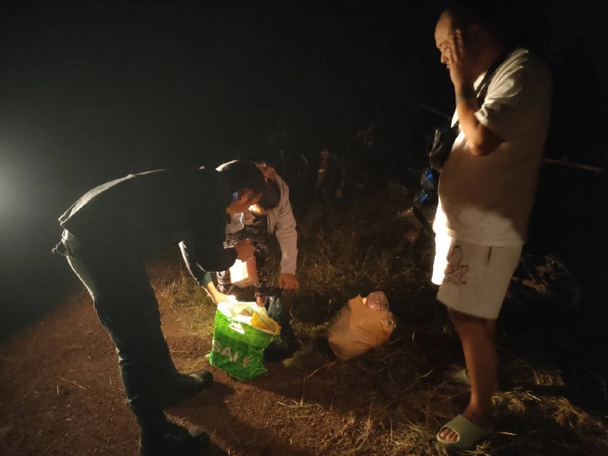 ทหารพรานสกัดจับหนุ่มจีน–สาวไทย ลอบข้ามแดน คุมตัวสอบ!