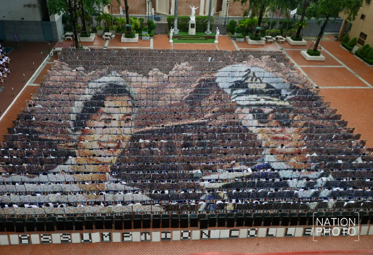 นักเรียนอัสสัมชัญ 1,250 คน แปรอักษรถวายสมเด็จพระพันปีหลวง