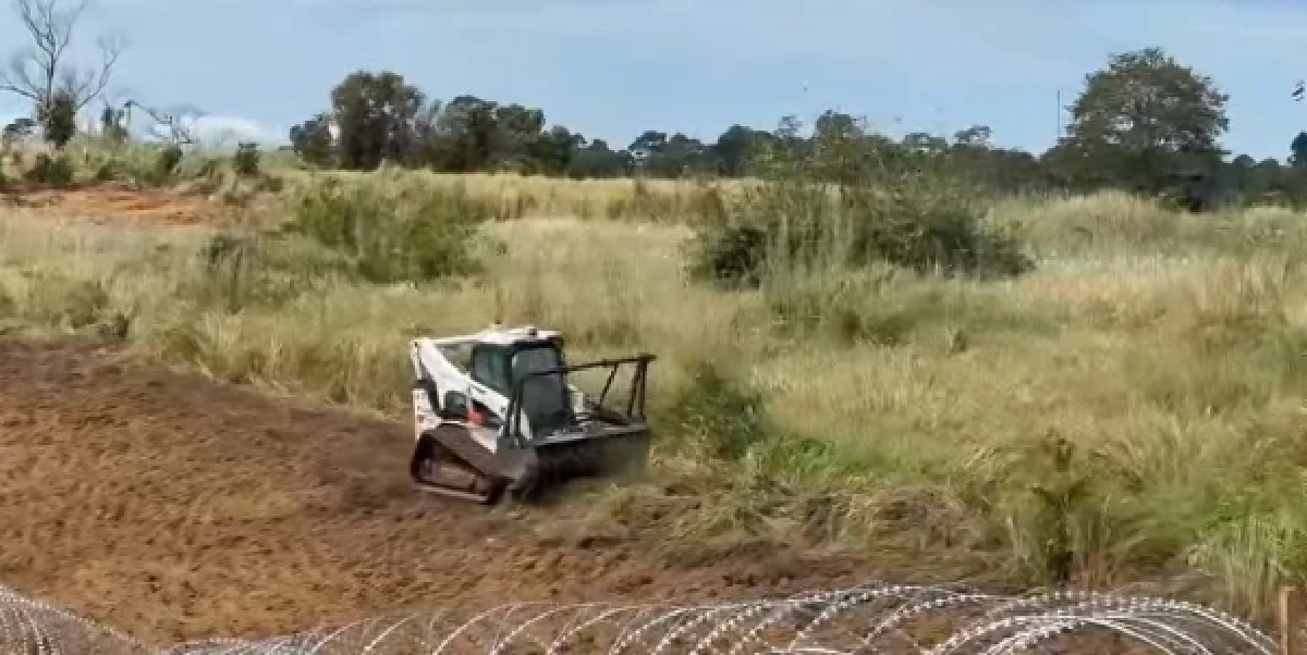 ผอ.ศทช. ลงพื้นที่ตราด ส่งมอบเครื่องเก็บกู้ทุ่นระเบิด