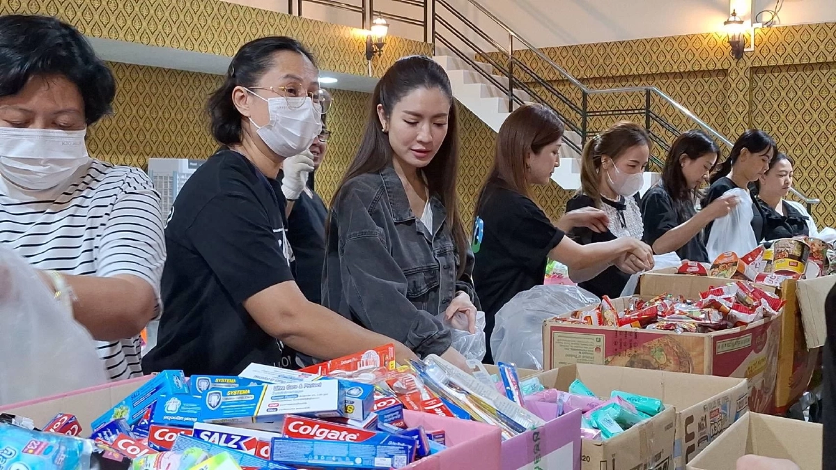 แอฟ–น้องปีใหม่ ร่วมแพ็กถุงยังชีพ ส่งต่อพลังน้ำใจช่วยภาคใต้