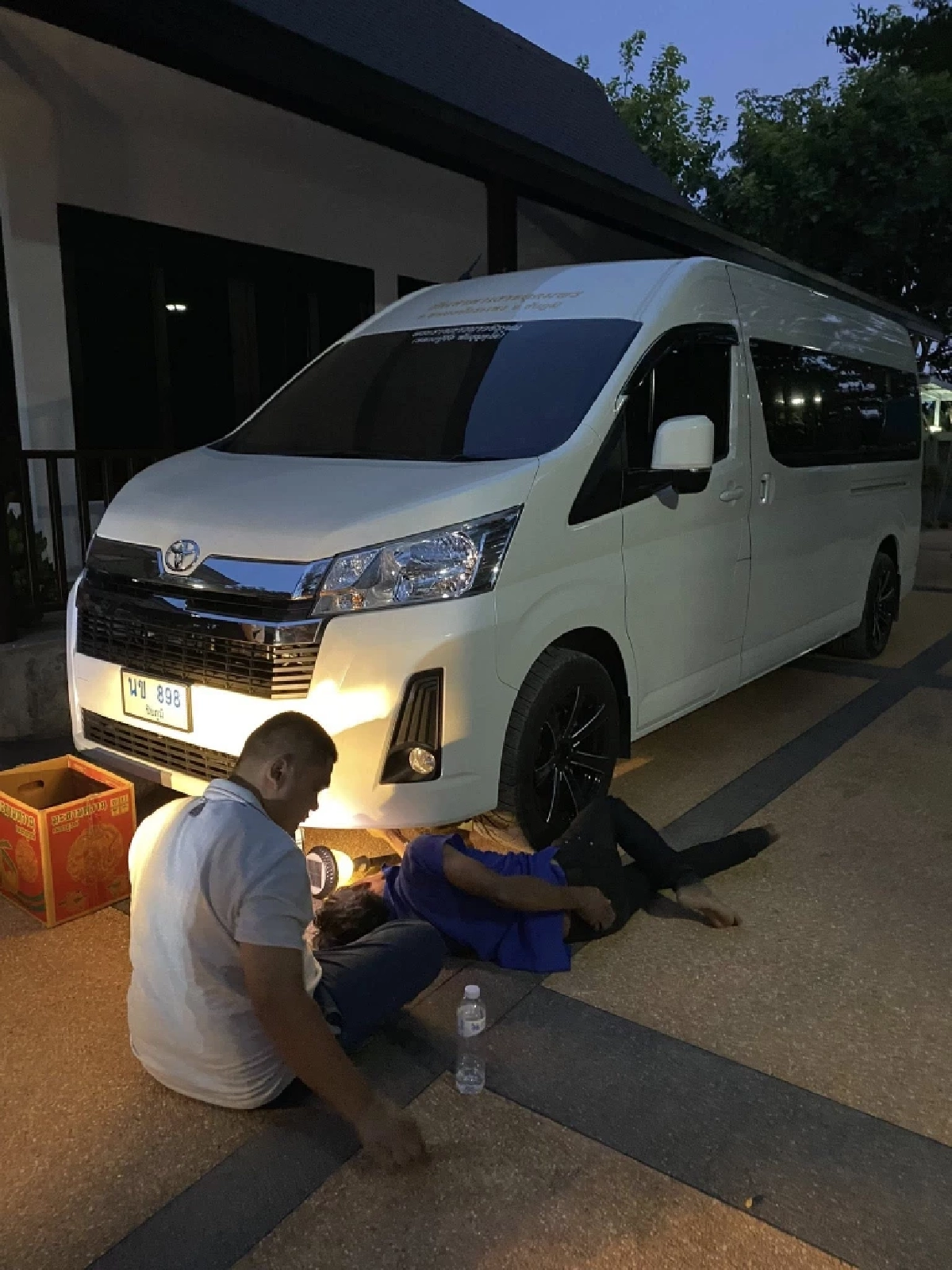 ทะเบียนรถพระเกจิดัง หลวงปู่จื่อ หลังแม่แมวมาคลอดลูกใต้ท้องรถ