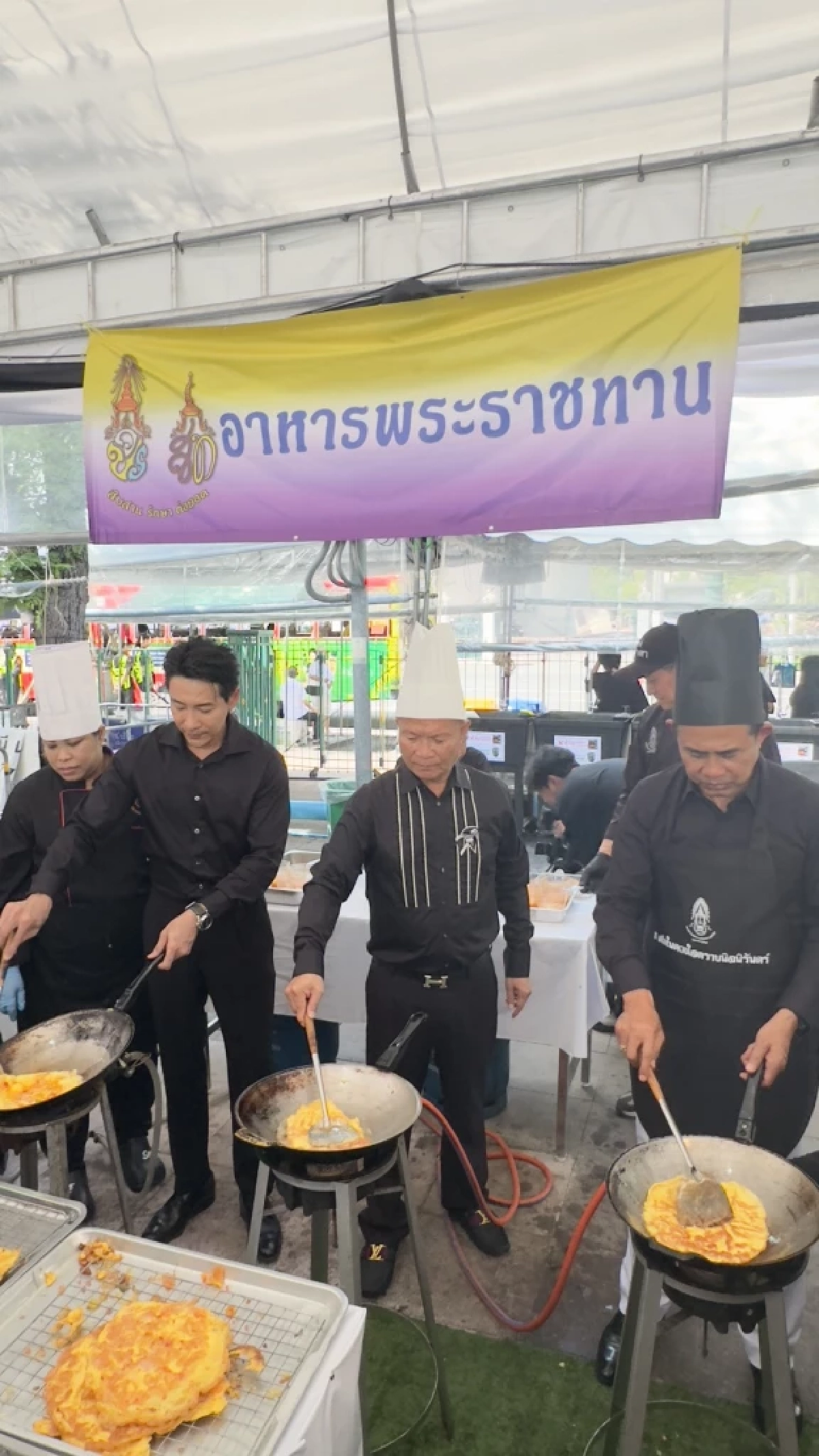 “หม่ำ จ๊กมก” ทอดไข่เจียวแจกประชาชน ถวายสมเด็จพระพันปีหลวง