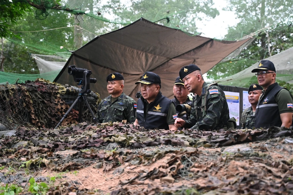 รมว.กลาโหม ตรวจเยี่ยมชายแดนไทย–กัมพูชา ตรวจความพร้อม