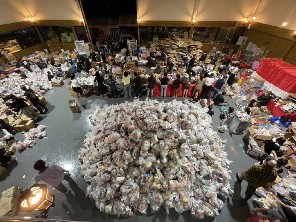 แอฟ–น้องปีใหม่ ร่วมแพ็กถุงยังชีพ ส่งต่อพลังน้ำใจช่วยภาคใต้