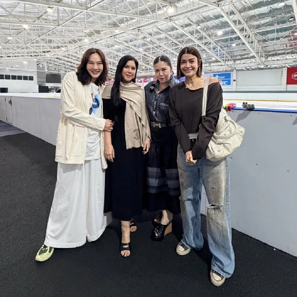 4 ลูกสาวคนดังตัวแทนทีมชาติไทย โชว์ฟิกเกอร์สเก็ตเปิดซีเกมส์